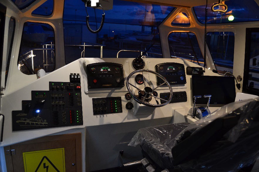 Vista interior del barco Pilot-12