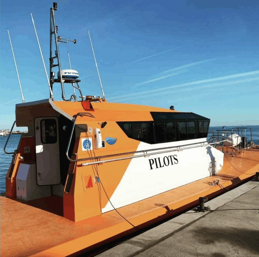 Nasai Pilot P-17 navegando en puerto 