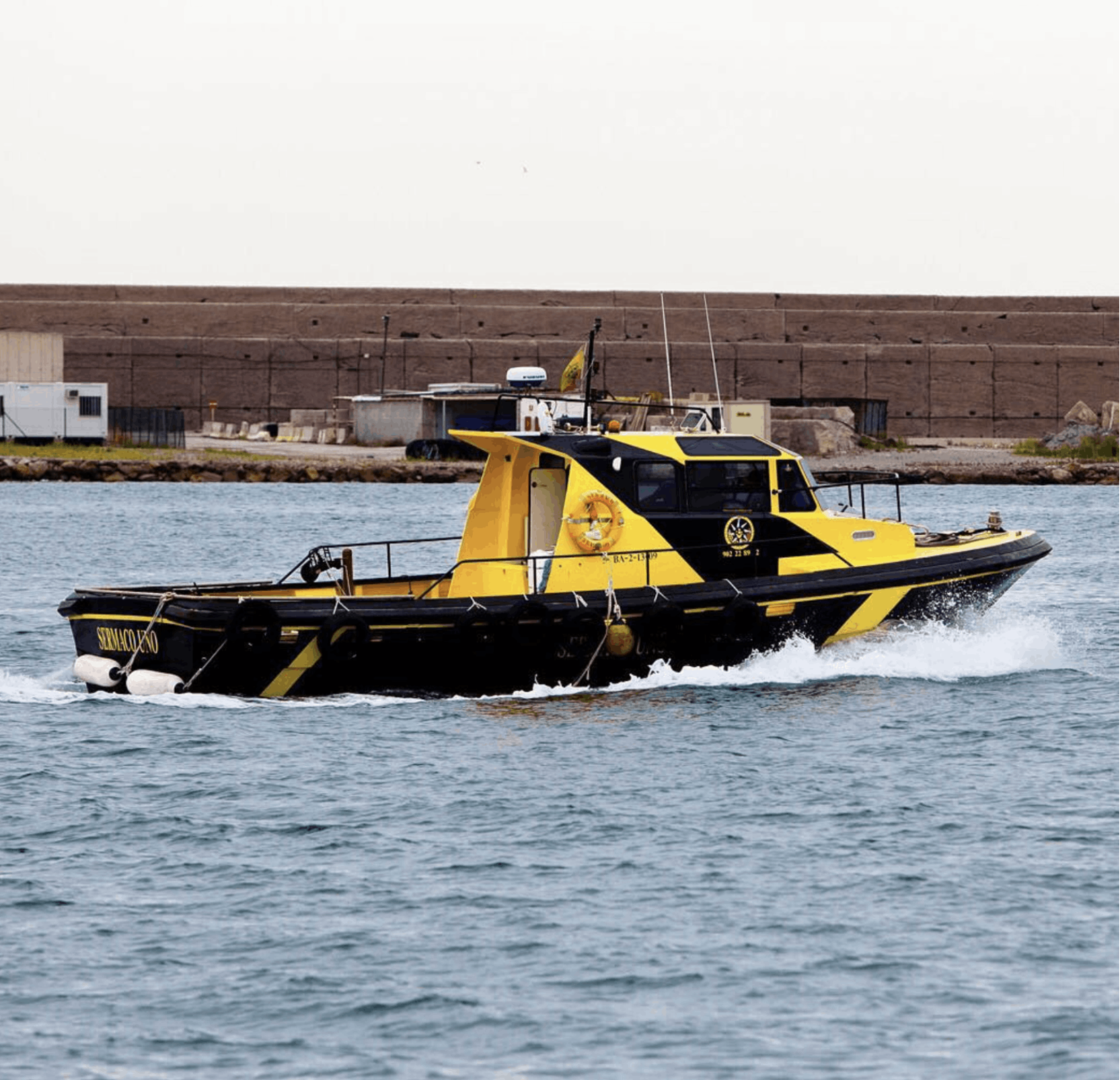 Work Boat Nasai navegando en puerto 